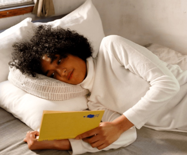 寝不足注意。ベッドで読書やスマホを楽しむための枕【読書枕HONTO】