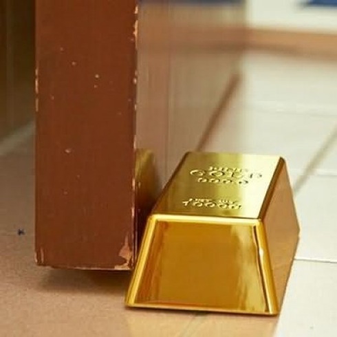 Goldbulliondoorstop01