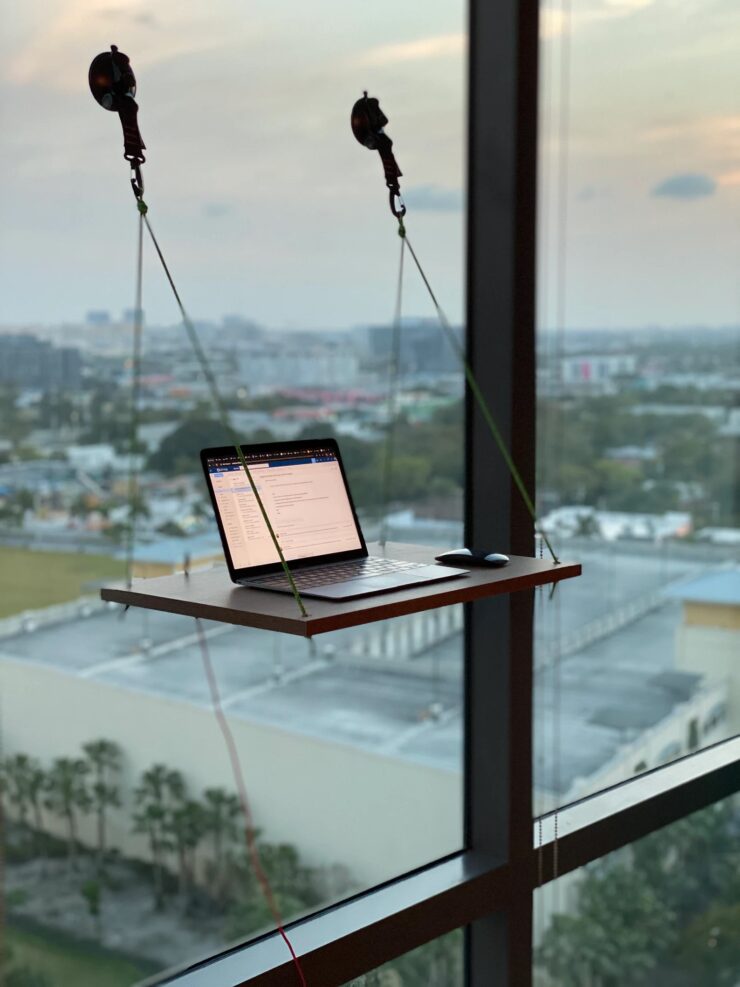 落とすな危険。窓ガラスに吊るすデスク【Hanging Window Desk】