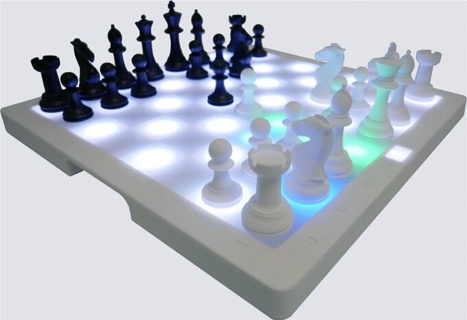チェスの一人練習にぴったり 駒の動きも教えてくれる一人遊びチェス盤 In2chess インテリアハック