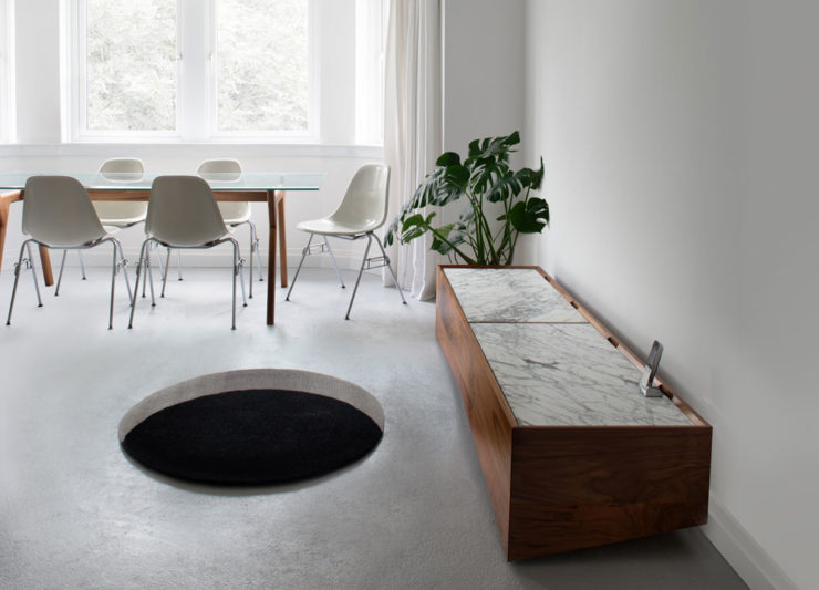 お部屋が「Hole.io」の世界に。床に穴が・・・な円形ラグマット【Round Void Rug】 インテリアハック