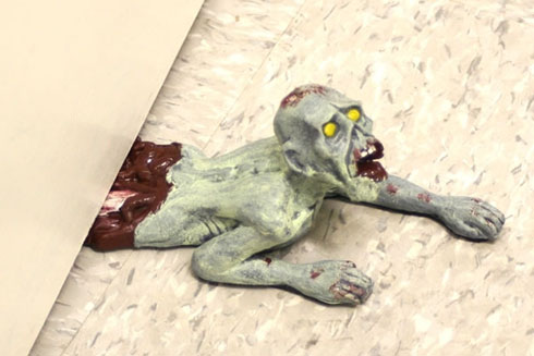 Zombiedoorstop01